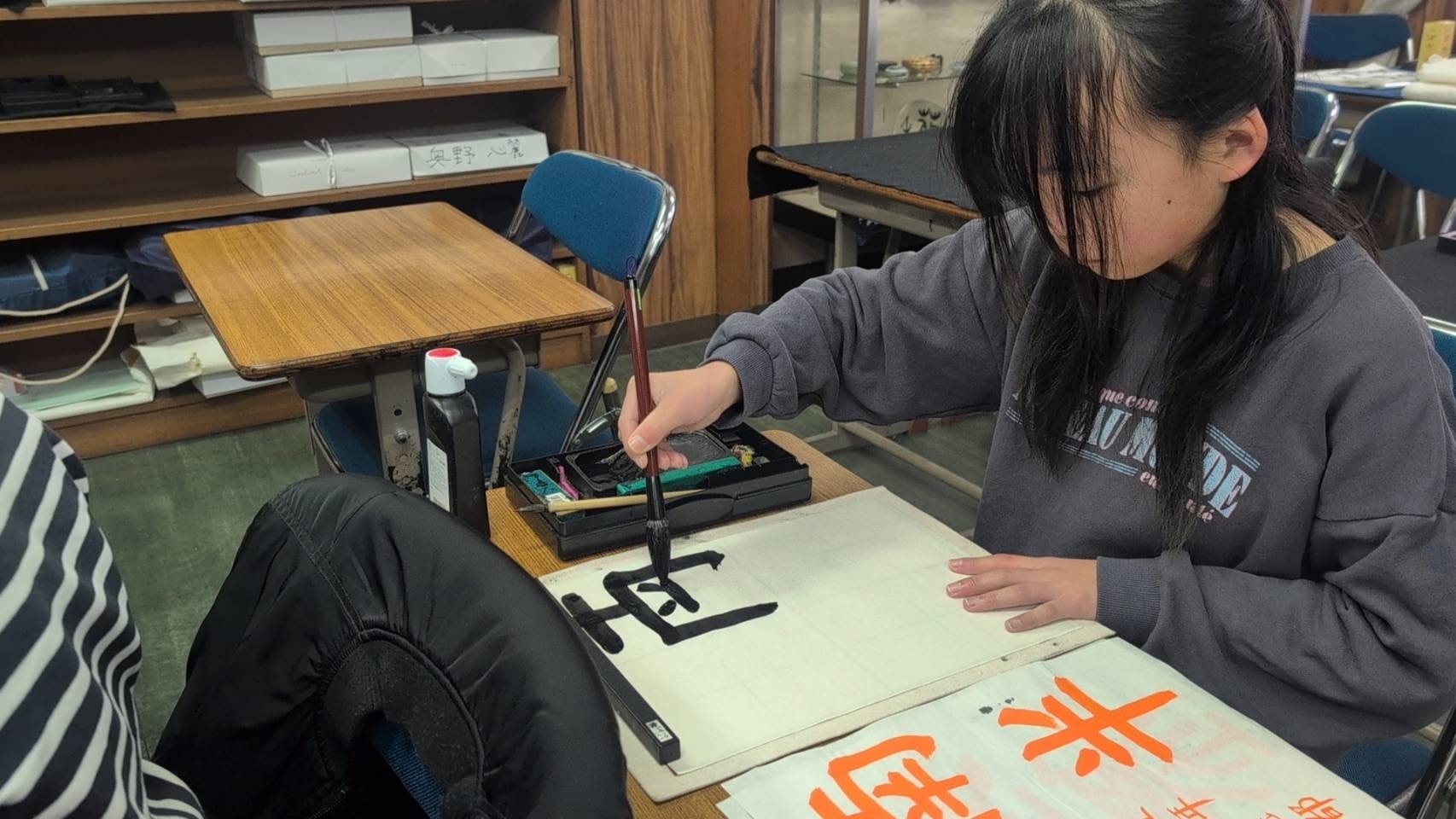 松本書道会八王子台町教室小学生が学んでいる画像