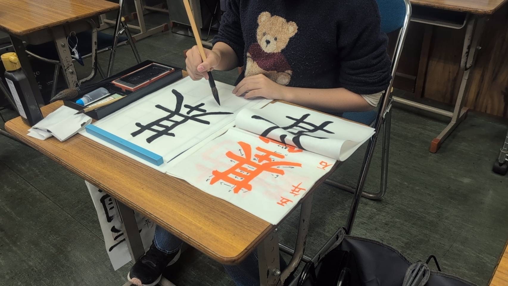 松本書道会八王子台町教室集中して書道を書いている画像