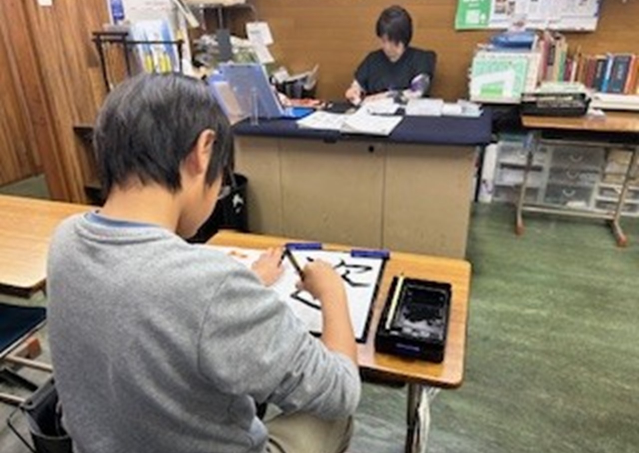 松本書道会八王子台町教室小学生が書いている風景